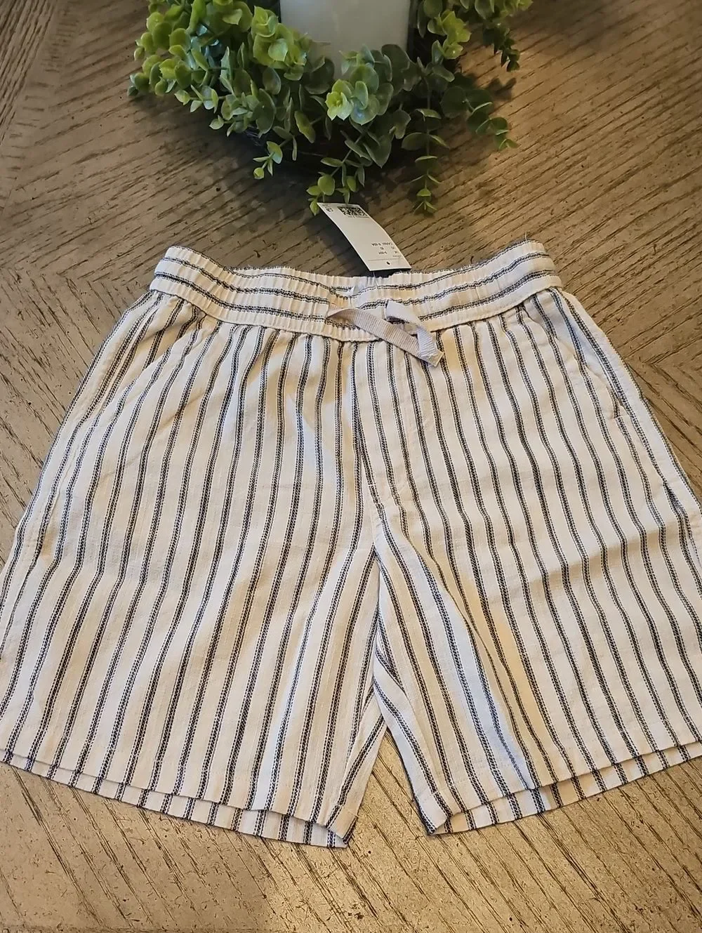 H&M Cream Shorts with Stripes Size 9-10 NWT